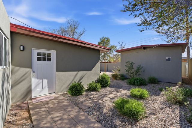 210 Las Mananitas, Santa Fe, NM 87501