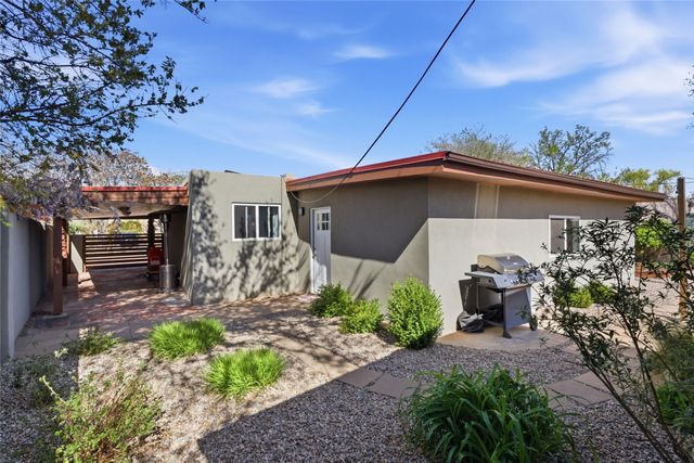 210 Las Mananitas, Santa Fe, NM 87501