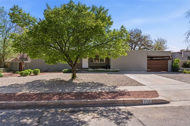 210 Las Mananitas, Santa Fe, NM 87501