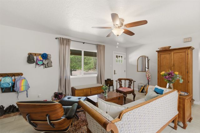 210 Las Mananitas, Santa Fe, NM 87501