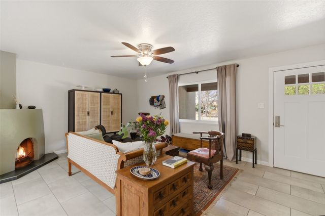 210 Las Mananitas, Santa Fe, NM 87501