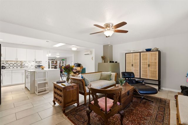 210 Las Mananitas, Santa Fe, NM 87501