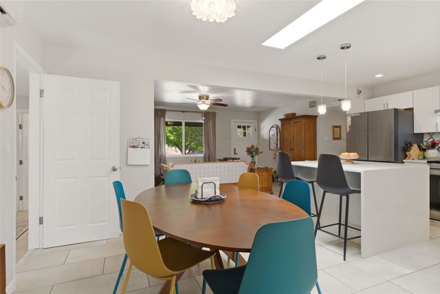 210 Las Mananitas, Santa Fe, NM 87501