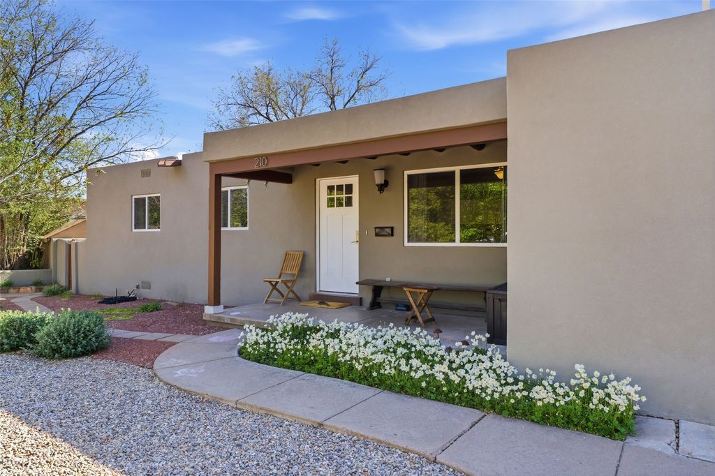 210 Las Mananitas, Santa Fe, NM 87501