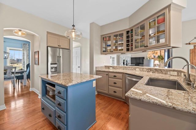 W292N3296 Summerhill ROAD, Pewaukee, WI 53072