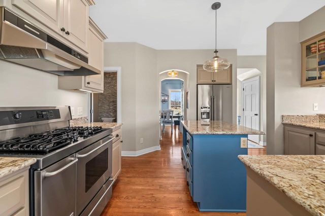 W292N3296 Summerhill ROAD, Pewaukee, WI 53072