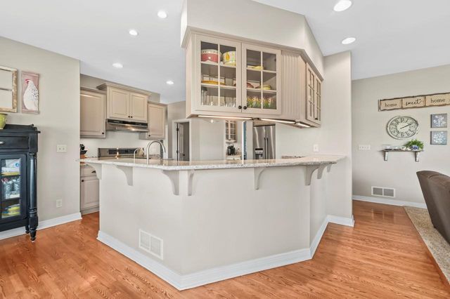 W292N3296 Summerhill ROAD, Pewaukee, WI 53072