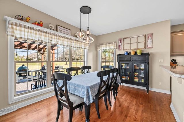 W292N3296 Summerhill ROAD, Pewaukee, WI 53072