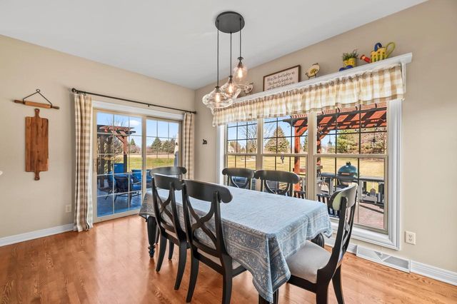 W292N3296 Summerhill ROAD, Pewaukee, WI 53072