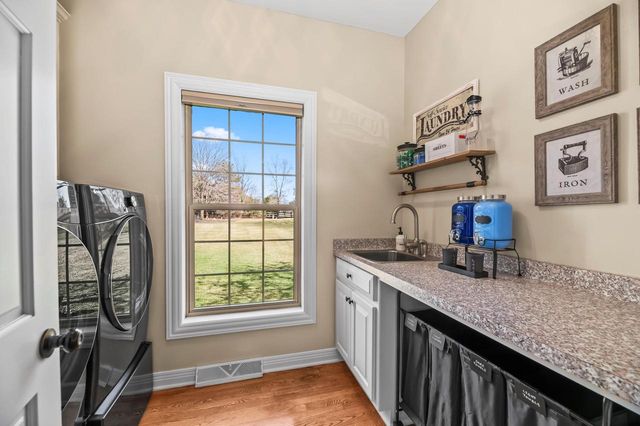 W292N3296 Summerhill ROAD, Pewaukee, WI 53072