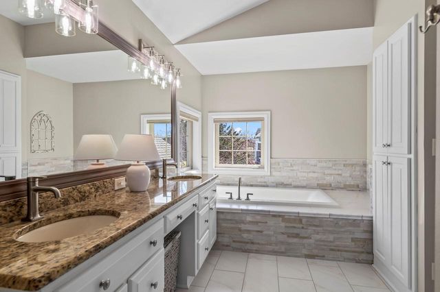 W292N3296 Summerhill ROAD, Pewaukee, WI 53072