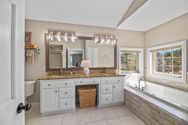 W292N3296 Summerhill ROAD, Pewaukee, WI 53072