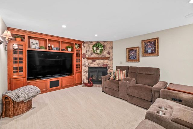 W292N3296 Summerhill ROAD, Pewaukee, WI 53072