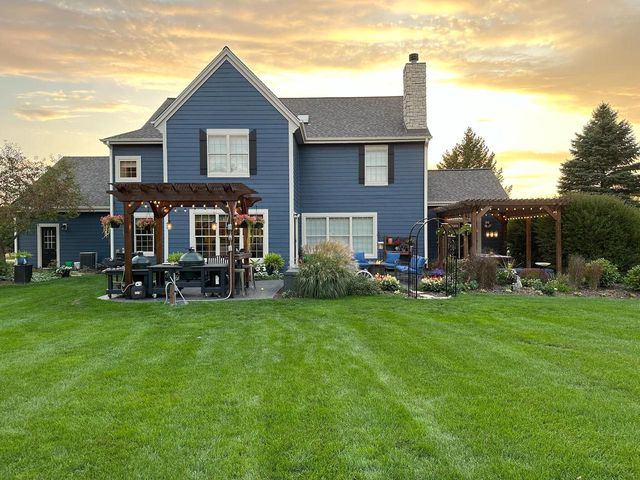 W292N3296 Summerhill ROAD, Pewaukee, WI 53072