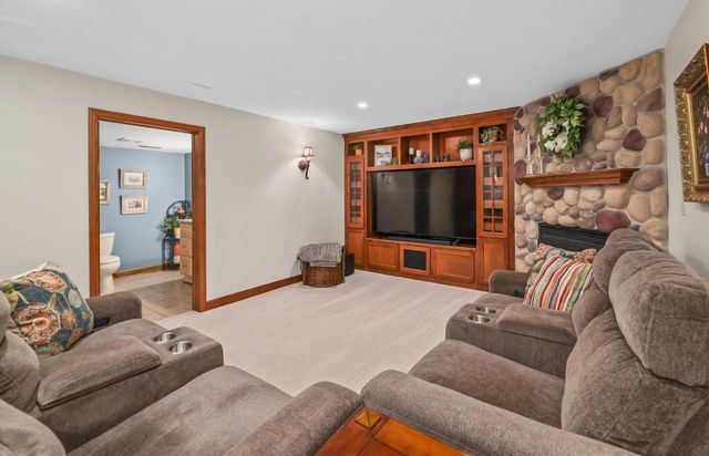 W292N3296 Summerhill ROAD, Pewaukee, WI 53072