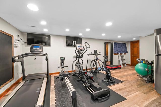 W292N3296 Summerhill ROAD, Pewaukee, WI 53072