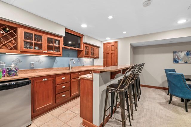 W292N3296 Summerhill ROAD, Pewaukee, WI 53072