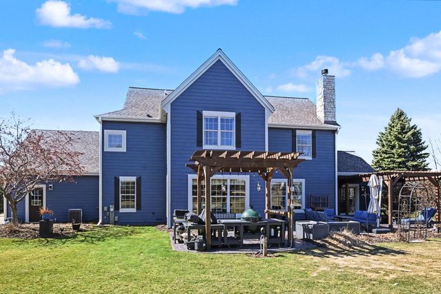W292N3296 Summerhill ROAD, Pewaukee, WI 53072