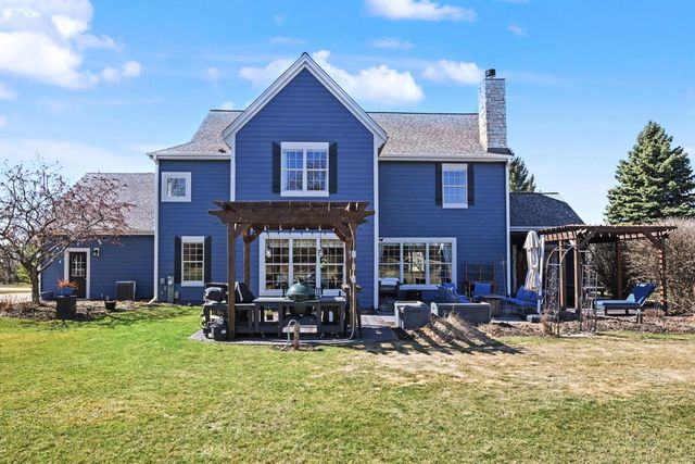 W292N3296 Summerhill ROAD, Pewaukee, WI 53072