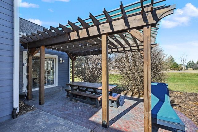 W292N3296 Summerhill ROAD, Pewaukee, WI 53072