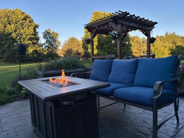 W292N3296 Summerhill ROAD, Pewaukee, WI 53072