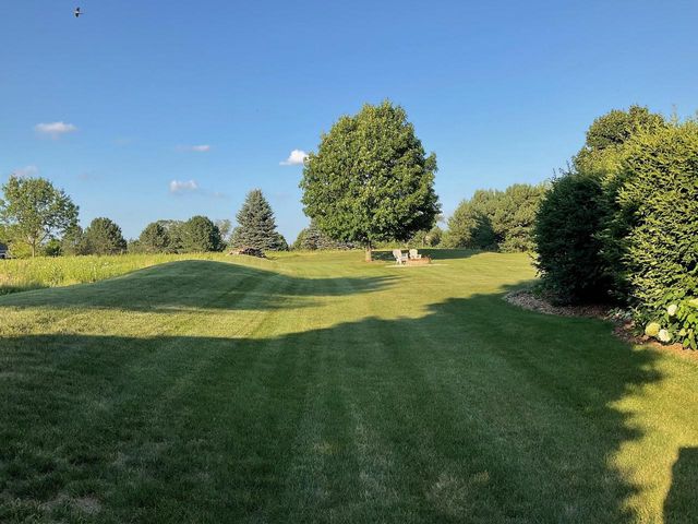 W292N3296 Summerhill ROAD, Pewaukee, WI 53072