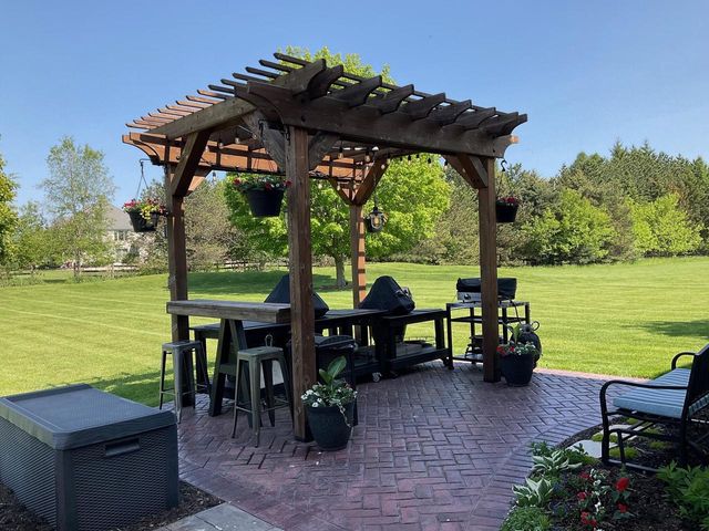 W292N3296 Summerhill ROAD, Pewaukee, WI 53072