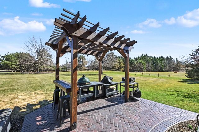 W292N3296 Summerhill ROAD, Pewaukee, WI 53072