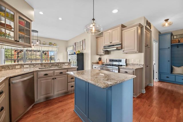 W292N3296 Summerhill ROAD, Pewaukee, WI 53072