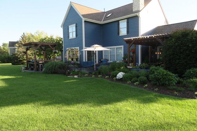 W292N3296 Summerhill ROAD, Pewaukee, WI 53072