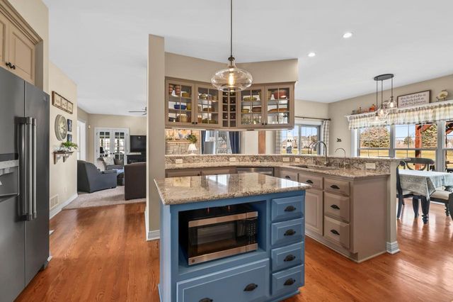 W292N3296 Summerhill ROAD, Pewaukee, WI 53072