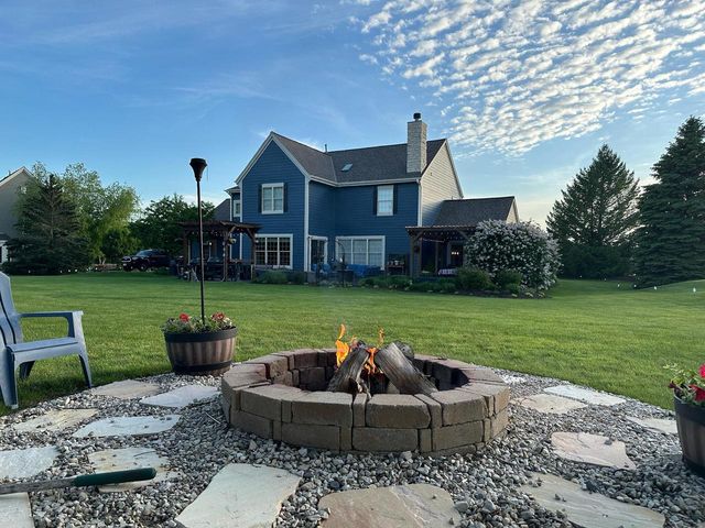 W292N3296 Summerhill ROAD, Pewaukee, WI 53072