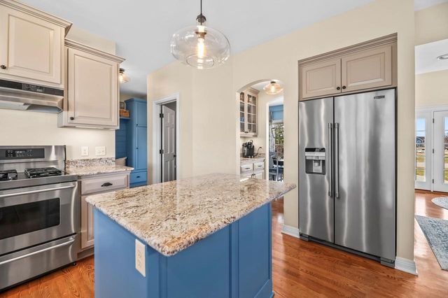 W292N3296 Summerhill ROAD, Pewaukee, WI 53072