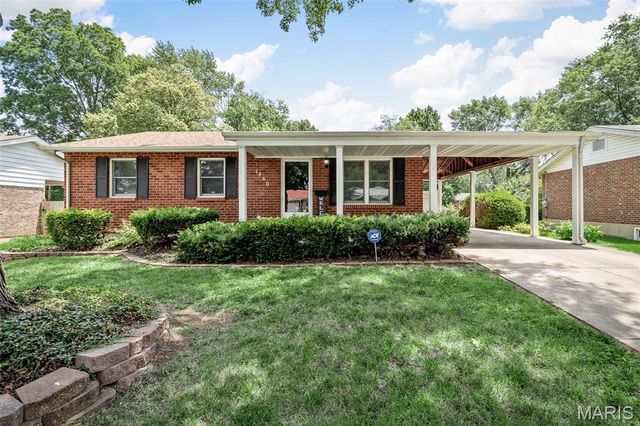 1460 Bluefield Drive, Florissant, MO 63033