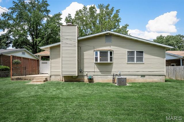 1460 Bluefield Drive, Florissant, MO 63033