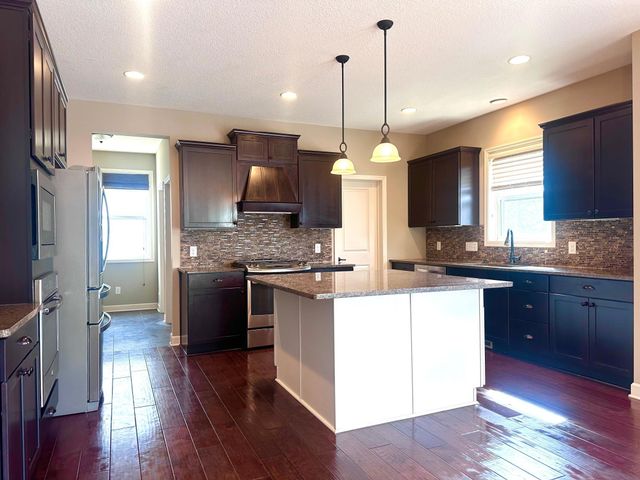 3379 Ridgestone Way, Woodbury, MN 55129