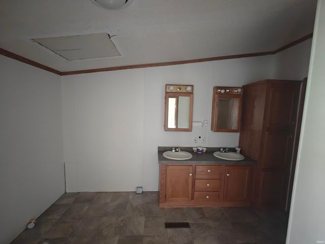 78 EMS B6 Lane, Leesburg, IN 46538