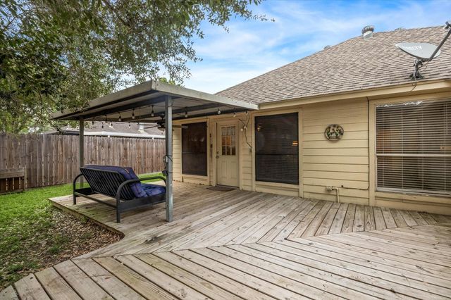 607 Shadowlake Circle, Sealy, TX 77474