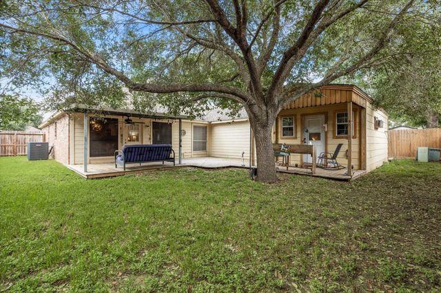607 Shadowlake Circle, Sealy, TX 77474