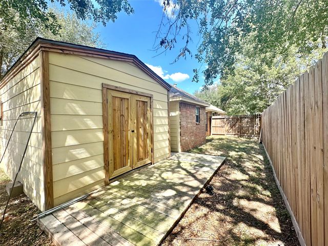 607 Shadowlake Circle, Sealy, TX 77474