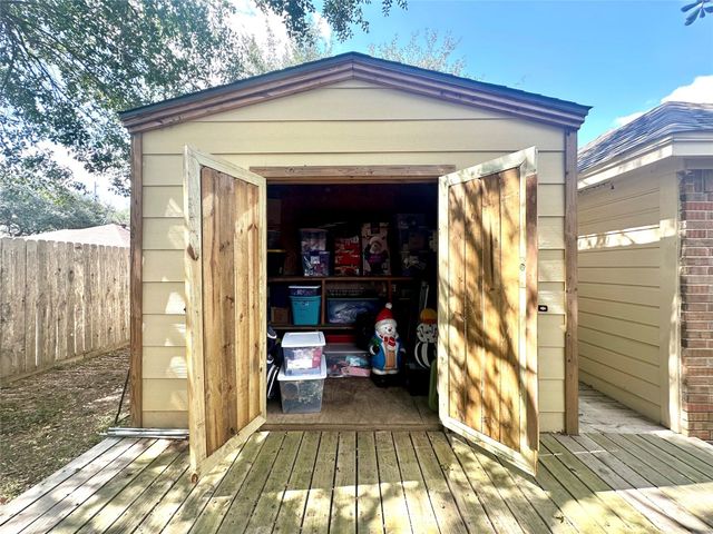 607 Shadowlake Circle, Sealy, TX 77474