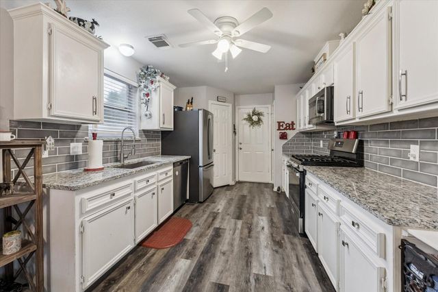 607 Shadowlake Circle, Sealy, TX 77474