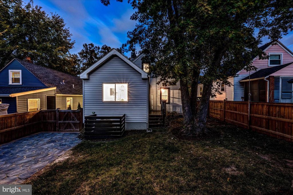 112 S BARTON ST, Arlington, VA 22204