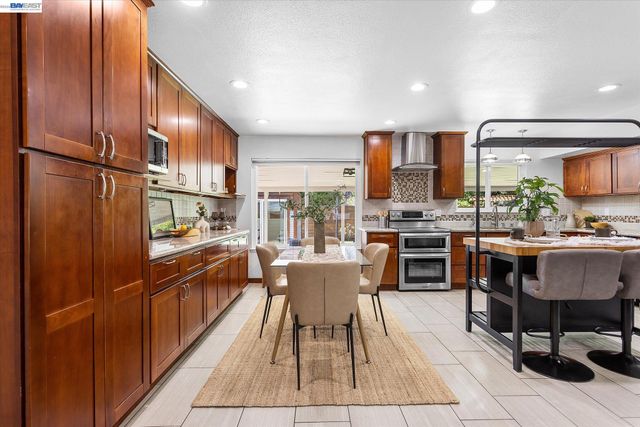 6760 Maple Dr, Dublin, CA 94568