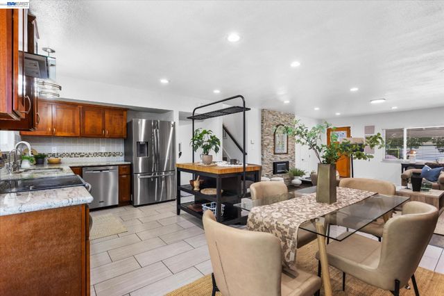 6760 Maple Dr, Dublin, CA 94568