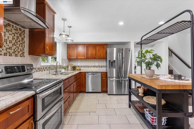 6760 Maple Dr, Dublin, CA 94568