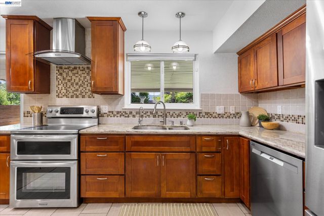 6760 Maple Dr, Dublin, CA 94568