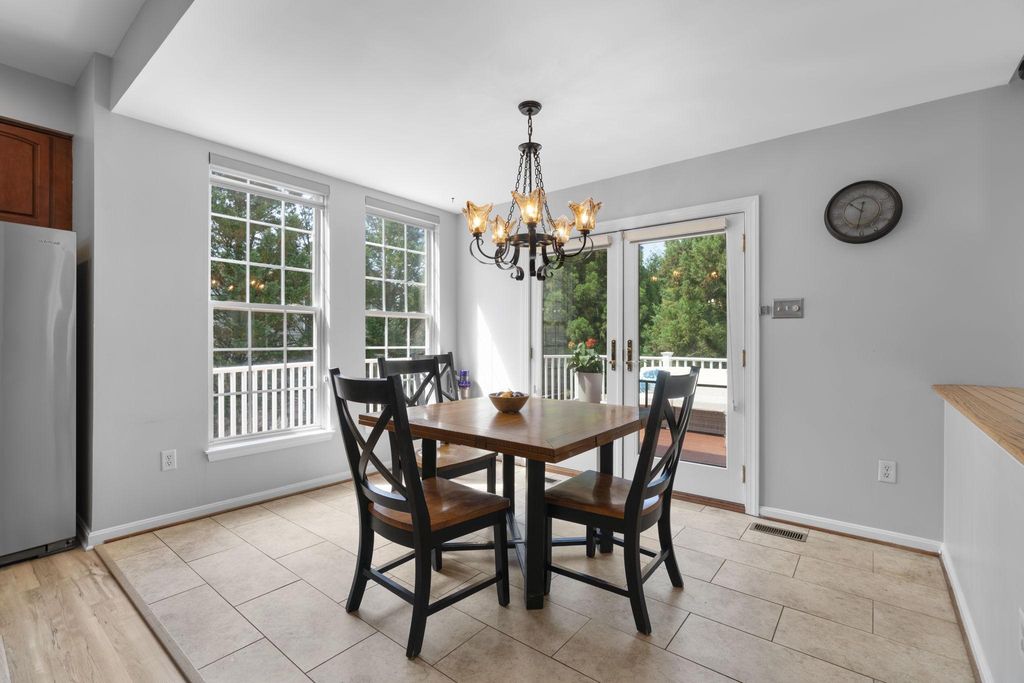 Image 14 of property listing at 7144 ELK MAR DR S, Elkridge, MD 21075