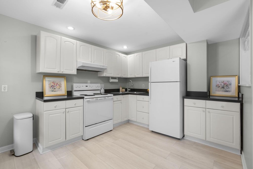 Image 37 of property listing at 7144 ELK MAR DR S, Elkridge, MD 21075