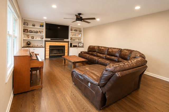 2711 Old Oak Drive, Mchenry, IL 60050